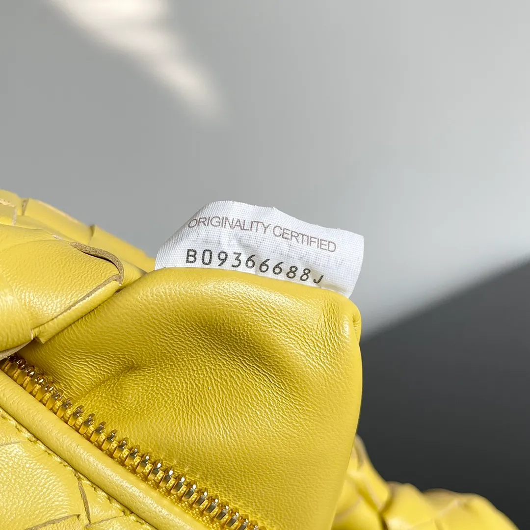 Batch 1120 Bottega veneta͙.——The latest braided and knotted hobo🔥 The top-grade lambskin leather is very soft, the bag shape is unique, practical and durable. It retains the traditional weaving elements while being a bit more flamboyant ~ Made of hand-woven sheepskin, zipper opening and closing, curved seamless structure, effortless to match. Highly recommended⚠️⚠️⚠️ The highest-end in the market🌈 Welcome to compare [Factory equipped with full package] size: 23x15x5cm.   Model: 651876